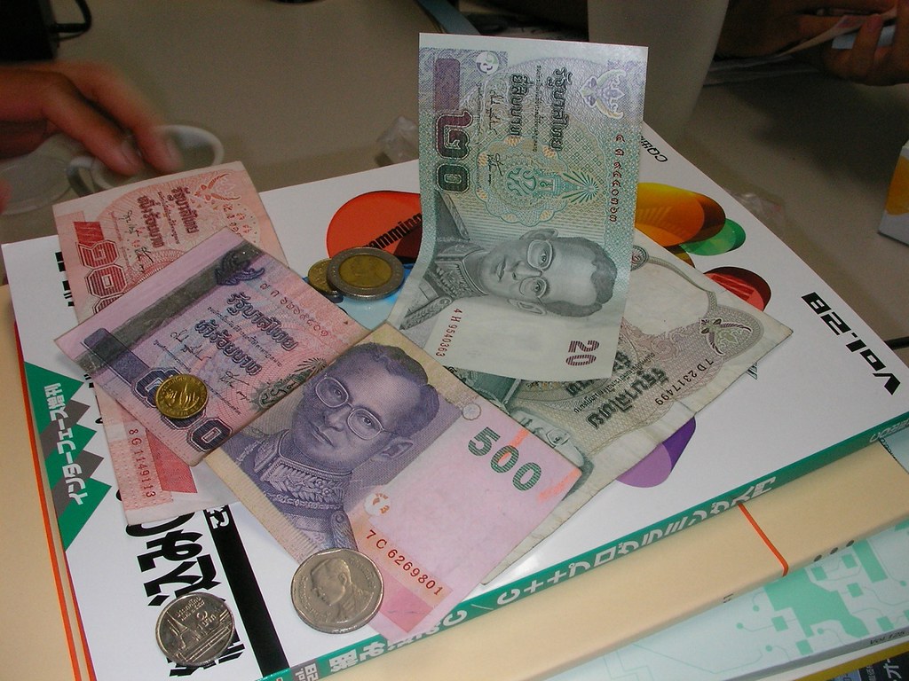 Tipping in Thailand: How Much in Bars, Taxis & Restaurants